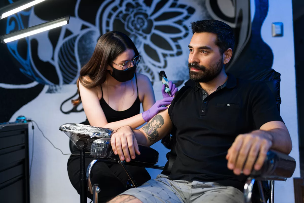 Nevoia de a face tatuaj. Ce ascunde cu adevărat?